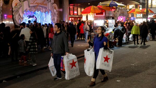 Люди с покупками у магазина Macy's в Манхэттене, Нью-Йорк, США - Sputnik Латвия