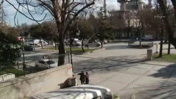 Первые кадры с места взрыва возле площади Султанахмет в центре Стамбула - Sputnik Латвия