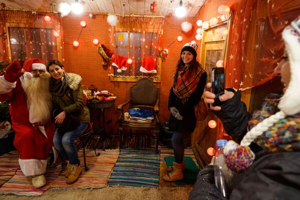 Санта-Клаус принимает посетителей - Sputnik Латвия