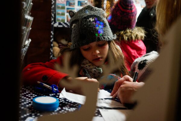 Девочка пишет письмо Санта Клаусу - Sputnik Латвия