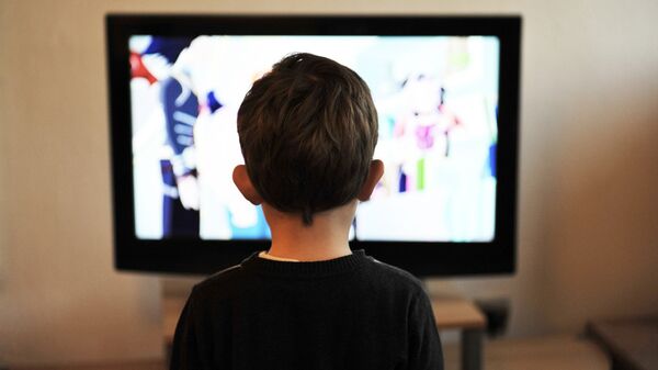 Ребенок смотрит телевизор - Sputnik Latvija