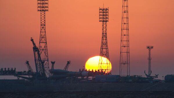Подготовка ТГК Прогресс МС-04 и ракеты-носителя Союз-У к пуску - Sputnik Латвия