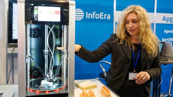 Девушка демонстрирует 3D-принтер Девушка демонстрирует 3D-принтер - Sputnik Латвия