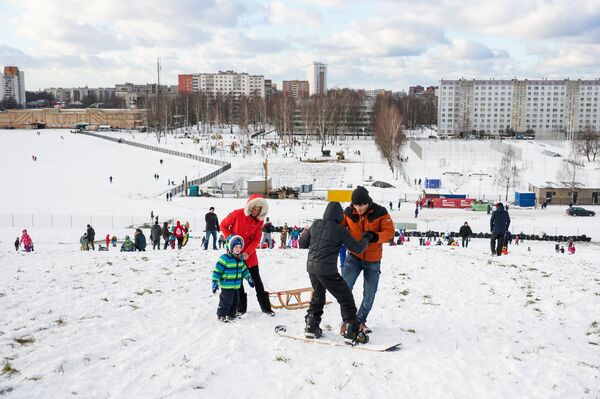 На месте бывшей свалки на улице Деглава в Риге открылась горка, которая в народе получила название кепка Ушакова На месте бывшей свалки на улице Деглава в Риге открылась горка, которая в народе получила название кепка Ушакова - Sputnik Латвия