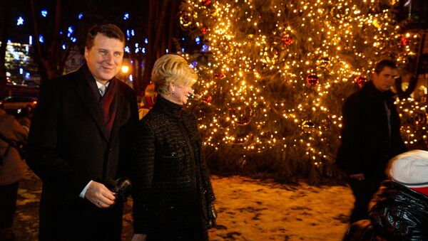 Президент Латвии с супругой и латышскими многодетными семьями зажгли ёлку у Рижского замка - Sputnik Латвия