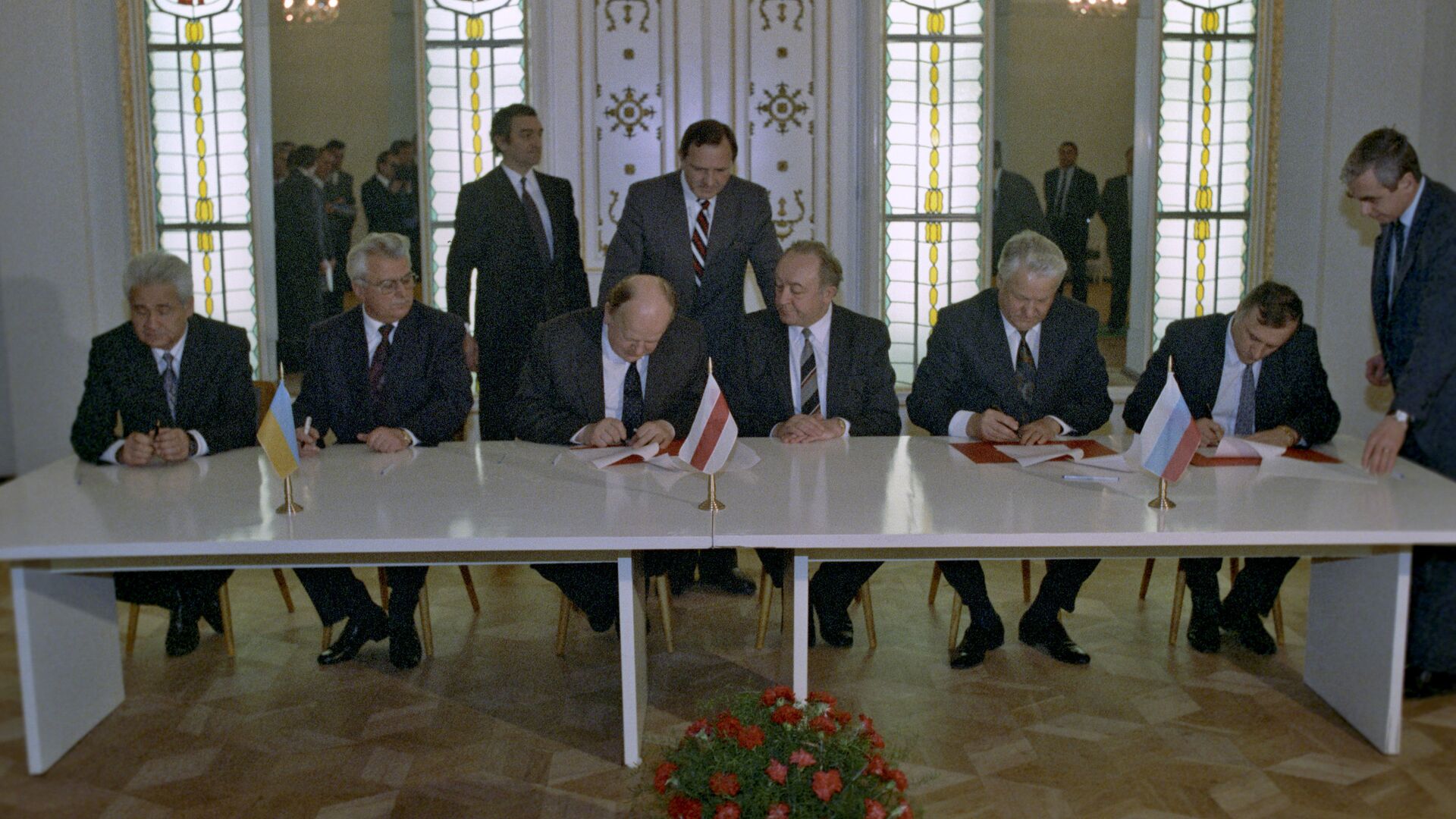 1991. gada 8. decembrī Baltkrievijas, Krievijas Federācijas (KPFSR) un Ukrainas vadītāji parakstīja Vienošanos par Neatkarīgo valstu sadraudzības dibināšanu - Sputnik Latvija, 1920, 08.12.2021