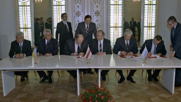 1991. gada 8. decembrī Baltkrievijas, Krievijas Federācijas (KPFSR) un Ukrainas vadītāji parakstīja Vienošanos par Neatkarīgo valstu sadraudzības dibināšanu - Sputnik Latvija
