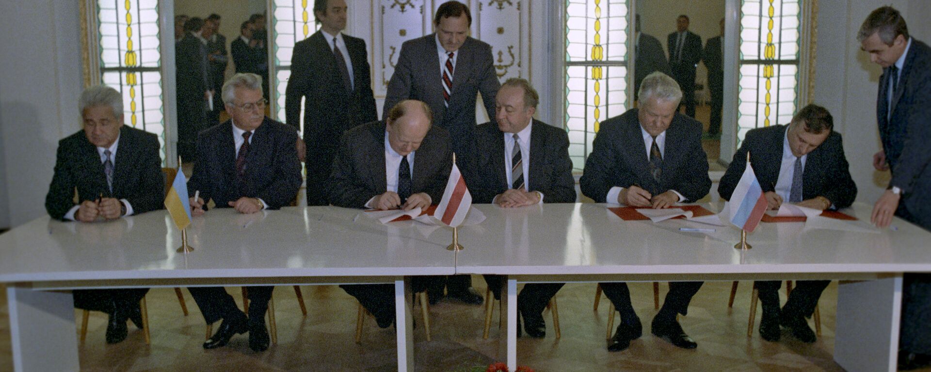 1991. gada 8. decembrī Baltkrievijas, Krievijas Federācijas (KPFSR) un Ukrainas vadītāji parakstīja Vienošanos par Neatkarīgo valstu sadraudzības dibināšanu - Sputnik Latvija, 1920, 08.12.2021