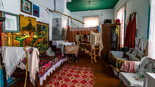 Экспозиция латышского быта в музее Бобровки Экспозиция латышского быта в музее Бобровки - Sputnik Latvija