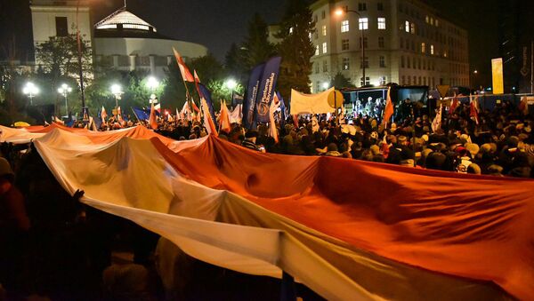 Люди протестуют против новых ограничений для СМИ перед зданием парламента в Варшаве - Sputnik Латвия