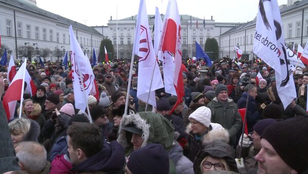 Многотысячная акция протеста проходит возле президентского дворца в Варшаве - Sputnik Латвия