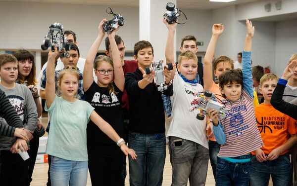 Участники турнира по робототехнике - Sputnik Латвия