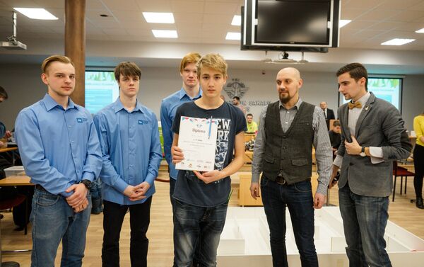 Один из победителей турнира по робототехнике - Sputnik Латвия