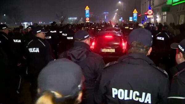 Полицейские охраняли кортеж Качиньского от протестующих в Кракове - Sputnik Латвия