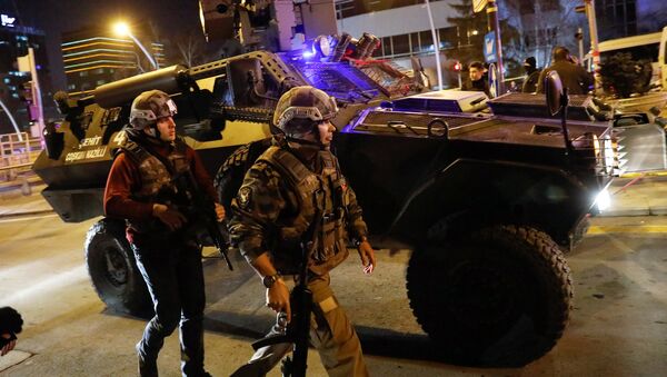 Турецкая полиция в районе галереи в Анкаре, где было совершено нападение на посла России в Турции Андрея Карлова - Sputnik Латвия