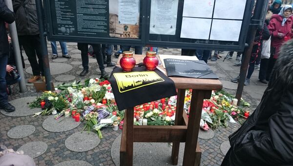 Берлин, цветы на месте трагедии - Sputnik Латвия