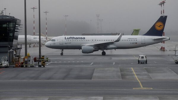 Самолет компании Lufthansa в Международном аэропорту Рига - Sputnik Latvija
