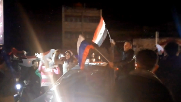 Alepo iedzīvotāji ar KF un Sīrijas karogiem dziedāja un dejoja pēc galvaspilsētas atbrīvošanas - Sputnik Latvija