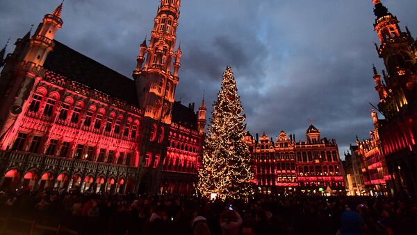 Рождественская ель на площади Гран-Плас  в Брюсселе - Sputnik Latvija