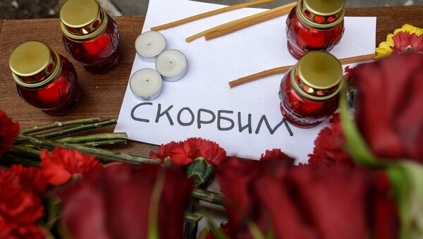 Архивное фото цветов и свечей в память о погибших - Sputnik Латвия