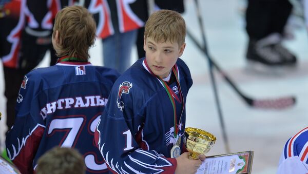 Детская хоккейная команда Центрального района Минска Грифоны Николай Лукашенко - Sputnik Латвия