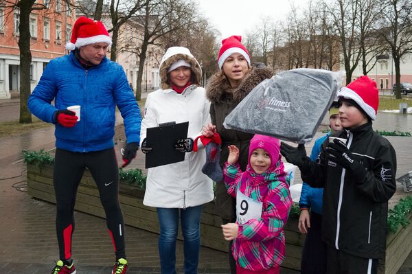 Наталья Мячина (третья слева) вручает призы участникам забега в Нарве Наталья Мячина (третья слева) вручает призы участникам забега в Нарве - Sputnik Латвия