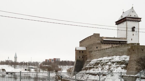Один из магнитов для туристов — Нарвский замок - Sputnik Латвия