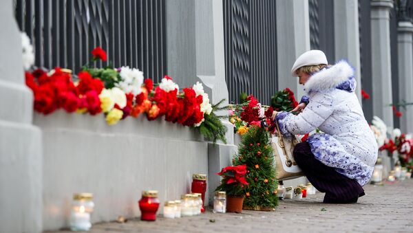 Рижане несут цветы и свечи к зданию посольства России в связи с авиакатастрофой Ту-154 над Чёрным морем - Sputnik Латвия