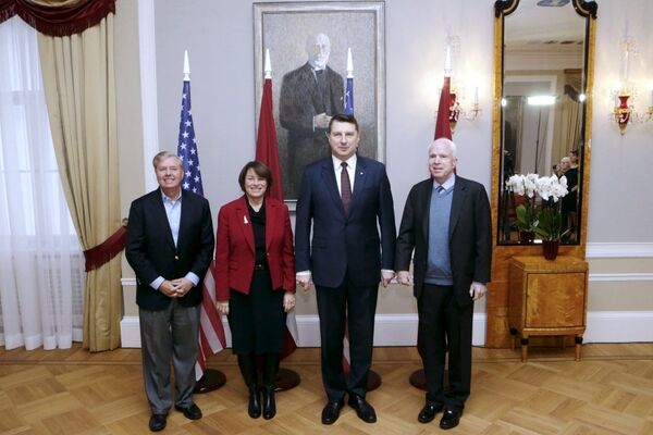 Встреча президента Латвии с американскими сенаторами Джоном Маккейном, Линдси Греймом и Эми Клобушар Встреча президента Латвии с американскими сенаторами Джоном Маккейном, Линдси Греймом и Эми Клобушар - Sputnik Латвия