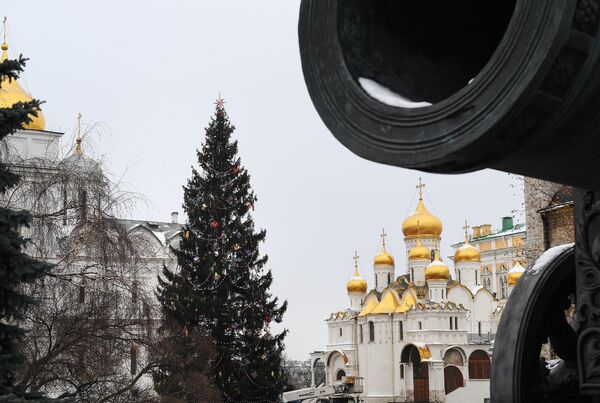 Украшение Новогодней елки на Соборной площади Кремля - Sputnik Latvija