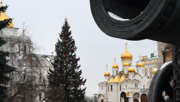 Украшение Новогодней елки на Соборной площади Кремля - Sputnik Латвия