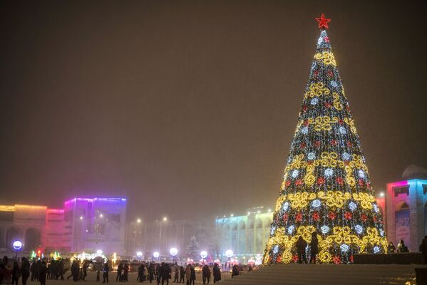 Новогодняя иллюминация в Бишкеке - Sputnik Латвия