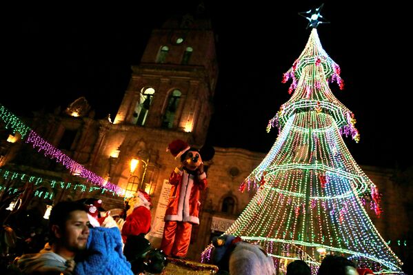 Рождественская ёлка на площади Сан-Франциско в Ла-Пасе, Боливия - Sputnik Latvija