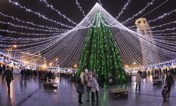 Новогодняя ёлка на Соборной площади в Вильнюсе - Sputnik Латвия