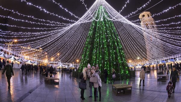 Новогодняя ёлка на Соборной площади в Вильнюсе - Sputnik Латвия
