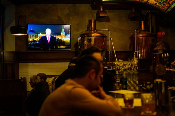Новогодняя речь президента России Владимира Путина в рижском ресторане - Sputnik Латвия
