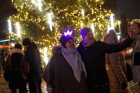 Жители Риги готовятся к встрече Нового года - Sputnik Latvija