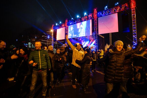 Жители Риги и туристы встречают Новый год на набережной - Sputnik Latvija