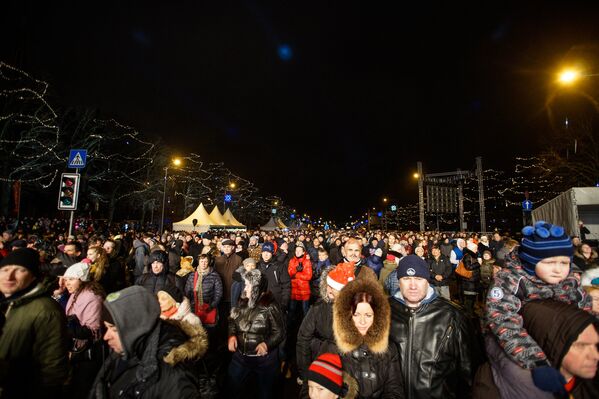 Около 80 тысяч человек встретили Новый год на набережной Даугавы - Sputnik Латвия