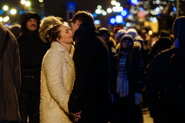 Пара влюблённых встречает Новый год - Sputnik Latvija
