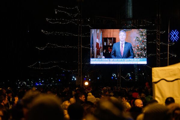 Жители Риги встречающие Новый год на набережной услышали Новогоднюю речь Нила Ушакова - Sputnik Latvija