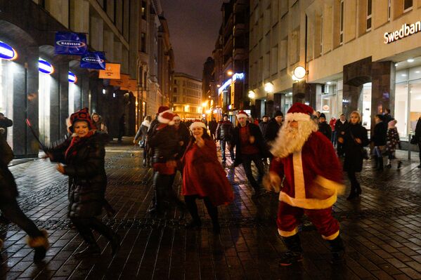 Санта Клаус танцует на улице Риги - Sputnik Latvija