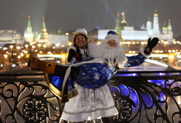Снегурочка и Дед Мороз во время празднования Нового года на Патриаршем мосту в Москве - Sputnik Латвия