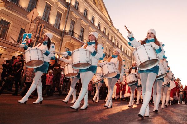Участники праздничного новогоднего шествия в Санкт-Петербурге - Sputnik Латвия