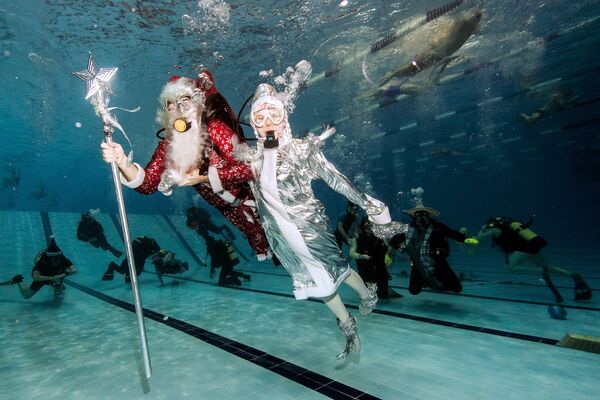 Снегурочка с Дедом Морозом в подводном царстве - Sputnik Латвия