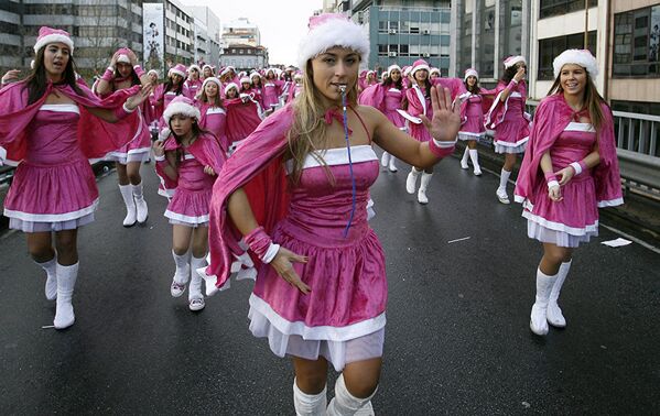 Участницы парада Санта-Клаусов в португальском Порту - Sputnik Латвия