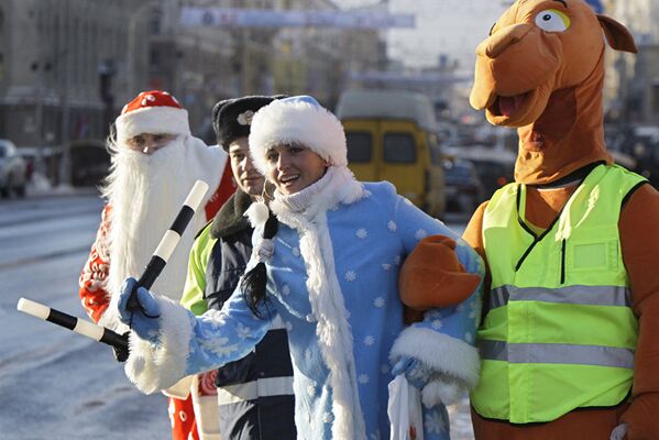 Сотрудники белорусской дорожной полиции в Минске нарядились в зимних волшебников - Sputnik Латвия