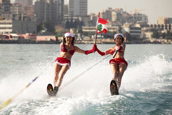 Девушки на водных лыжах в костюмах Санта-Клаусов в заливе Джуния в Ливане - Sputnik Латвия