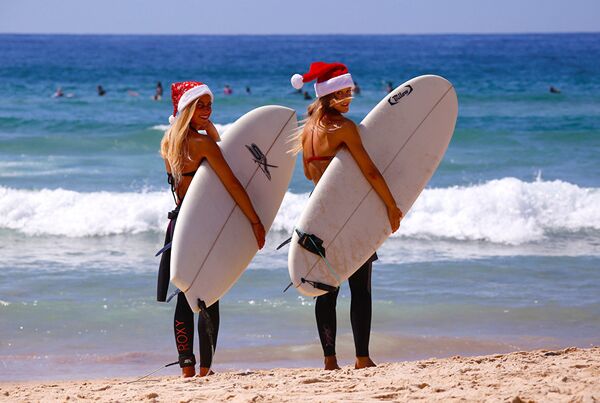 Девушки в новогодних нарядах на пляже Бонди Бич в австралийском Сиднее - Sputnik Латвия