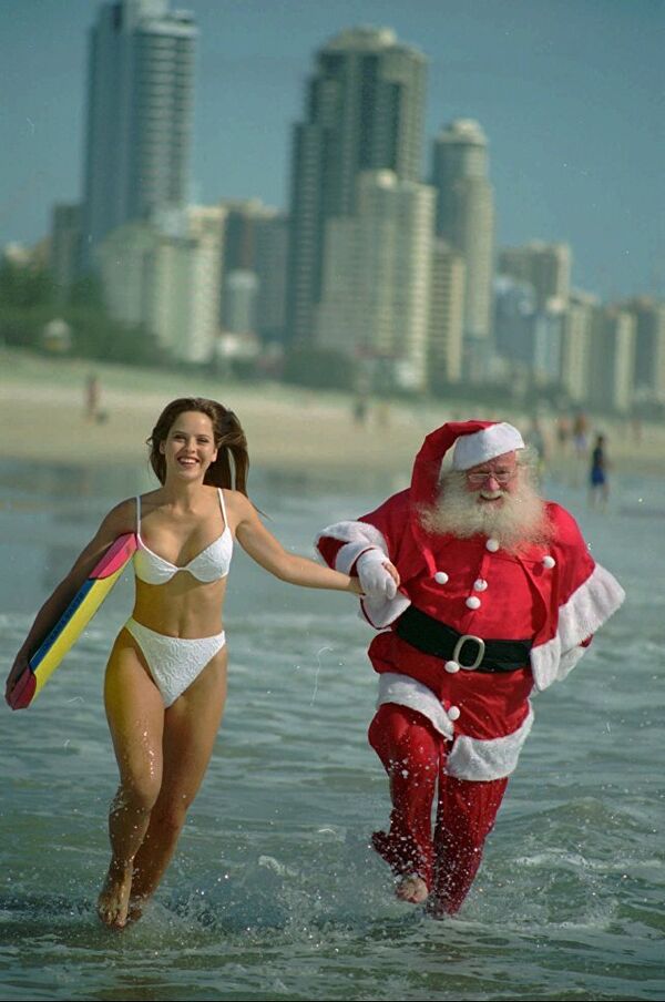 Санта-Клаус и девушка в бикини на пляже в Австралии - Sputnik Латвия